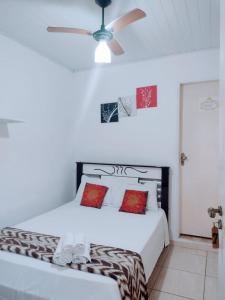 カラグアタトゥーバにあるPousada Sandramarのベッドルーム1室(ベッド1台、シーリングファン付)