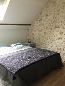 - une chambre avec un lit doté d'une couverture florale dans l'établissement Les tilleuls de Mary, à Rillé