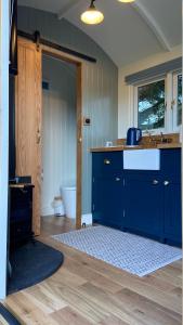 Η κουζίνα ή μικρή κουζίνα στο Bannfield shepherds hut