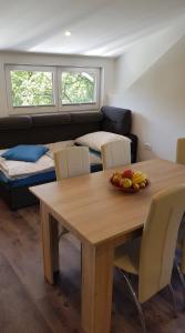 ein Esszimmer mit einem Tisch, Stühlen und einem Bett in der Unterkunft Apartma Cifra Begunje in Begunje