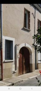wejście do budynku z drzwiami i łukiem w obiekcie Le cosy d'Amboise w mieście Amboise