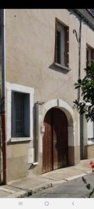 una entrada a un edificio con una puerta y un arco en Le cosy d'Amboise, en Amboise 5 fotos más