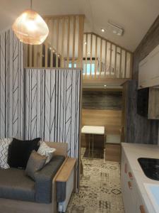 ein Wohnzimmer mit einem Sofa und einer Küche in der Unterkunft Chapel Fields Holiday Park in Chapel Saint Leonards + 25 Fotos