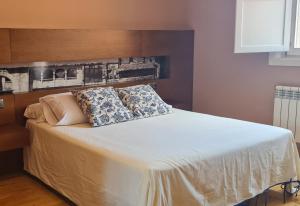 سرير أو أسرّة في غرفة في Casa Grand Galicia