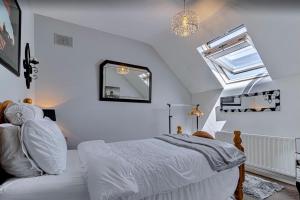 Un pat sau paturi într-o cameră la Woodleigh Lodge