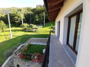 A garden outside La Maison de Joanna 2