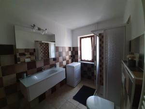 A bed or beds in a room at La Maison de Joanna 2