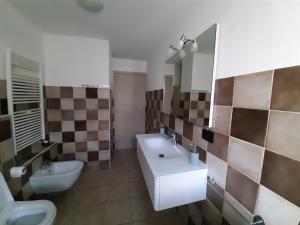 Ein Badezimmer in der Unterkunft La Maison de Joanna 2
