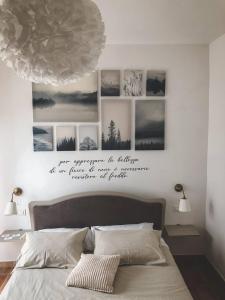 een slaapkamer met een bed met foto's aan de muur bij Le Radici Laviano in Laviano