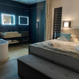 Postel nebo postele na pokoji v ubytování Dunazug Plusz Luxus Apartman + 10 fotografií