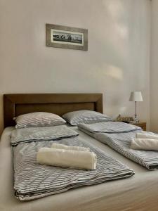 Duas camas com toalhas num quarto em Apartment Bregovi em Trebinje