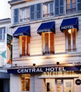 een centraal hotel met blauwe luifels op een gebouw bij Central Hotel in Niort