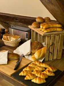 un montón de panes y pasteles en una mesa en Zámecký penzion en Poděbrady