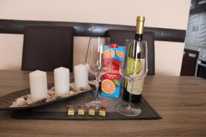 un tavolo con due bicchieri e una bottiglia di vino di Apartman Lovro a Fiume (Rijeka)