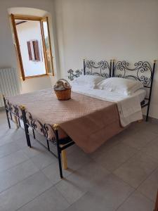 una camera da letto con un letto e un cesto di Bed and breakfast Settesette6 a Barghe