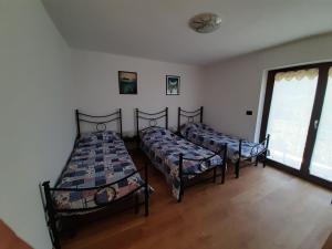 A bed or beds in a room at La Maison de Joanna 2