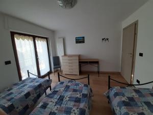 A bed or beds in a room at La Maison de Joanna 2