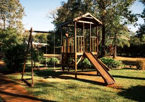 um parque infantil de madeira num parque com escorrega em El Descanso Iguazú by DOT Cabana em Porto Iguaçu