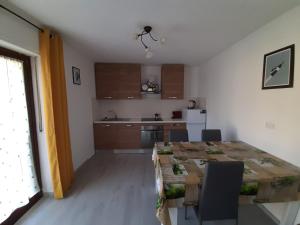 A kitchen or kitchenette at La Maison de Joanna 2