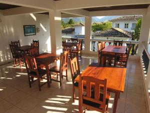 Um restaurante ou outro lugar para comer em Jabaquara Beach Resort