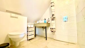 Un baño con inodoro, lavabo y ducha. en Prime Residence, en Brasov 22 fotos más