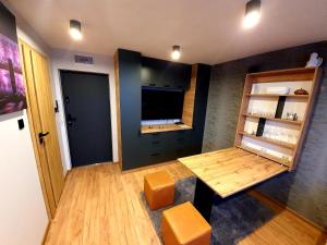 a room with a table and a television in it at Apartament przy alei Kopernika in Inowrocław