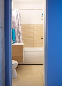 y baño con bañera, aseo y lavamanos. en Diana Sunshine Apartment en Tulcea