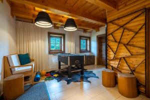 una camera con tavolo da ping pong e pareti in legno di Chalet Zuberec, 5 apartments, jacuzzi, sauna, mountains a Zuberec