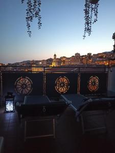 vistas a la ciudad desde el techo de un edificio en Cavour17 en Sanremo