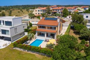 an aerial view of a house with a swimming pool at Villa Suprema Pomer in Pomer