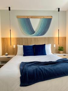 ケベック・シティーにあるAppart hôtel Le Saint-Anselmeのベッドルーム1室(大型ベッド1台、青い毛布付)