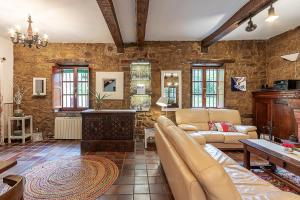 a living room with a couch and a table at Caserio Urikosolo in Bilbao