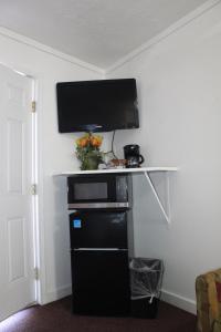 einen TV an der Wand in einem Zimmer in der Unterkunft Chalet Motel in Bend