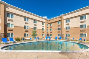 um pátio com uma piscina em frente a um edifício em Holiday Inn Express & Suites Wheat Ridge-Denver West, an IHG Hotel em Wheat Ridge
