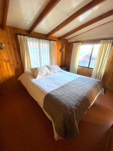 Кровать или кровати в номере Torres Del Sur Cabañas & Hostal