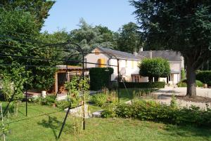 a house with a garden in front of it at La Valinière in Seur