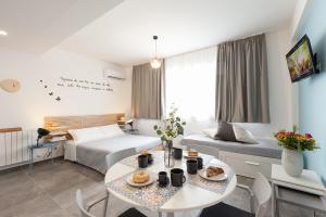 Posteľ alebo postele v izbe v ubytovaní Nerissa suites&rooms