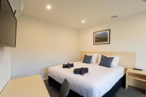a bedroom with a large white bed in a room at Harvest Park Studios Workers Accommodation in Cromwell