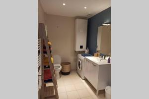 ein Badezimmer mit Waschbecken und Waschmaschine in der Unterkunft Villa N°5 in Blonville-sur-Mer + 16 Fotos