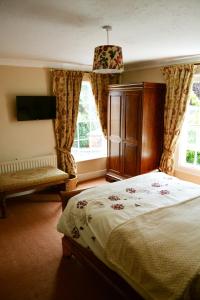 Un dormitorio con una cama y una ventana grande. en The Old Vicarage, en Shrewsbury