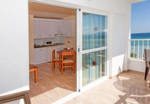 a kitchen and dining room with a view of the ocean at Mar Blau in Port d'Alcudia