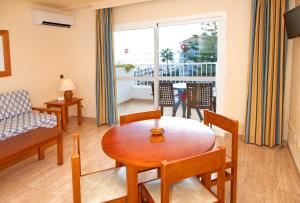 A seating area at Mar Blau