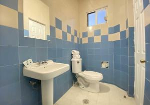 ein blau gefliestes Bad mit WC und Waschbecken in der Unterkunft HOTEL GRAN VIA CENTRAL in Mexiko-Stadt