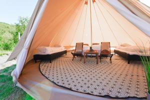 Cette tente comprend 2 lits et une table. dans l'établissement GLAMPNORD, à Bodø