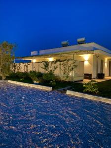 una casa di notte con un cielo azzurro di B&B Michelangelo a Vernole