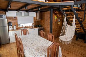 a kitchen with a table and a hammock in a room at Paraíso Urbano in Comodoro Rivadavia