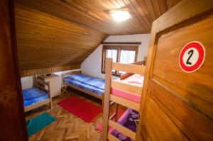Letto o letti in una camera di Rustic Home Tara