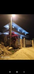 un bâtiment avec des lumières au-dessus de celui-ci la nuit dans l'établissement Villa Alimema, à Saranda
