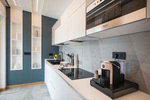 A kitchen or kitchenette at Leukosìa Holiday House