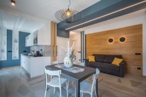 A kitchen or kitchenette at Leukosìa Holiday House